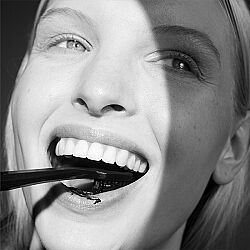 Curaprox Black in White Diş Macunu 90ml - 6