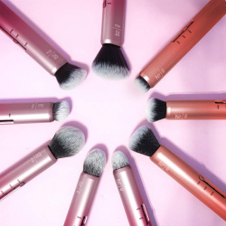 Real Techniques Custom Cheek Allık ve Aydınlatıcı Fırçası - 4